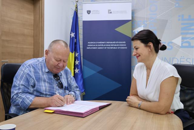 Ralph ROTHE, Skills for sustainable jobs in Kosovo project manager, with Jehona REXHA, acting Director of the Employment Agency of the Republic of Kosovo