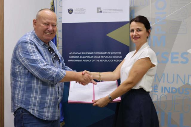 Ralph ROTHE, Skills for sustainable jobs in Kosovo project manager, with Jehona REXHA, acting Director of the Employment Agency of the Republic of Kosovo