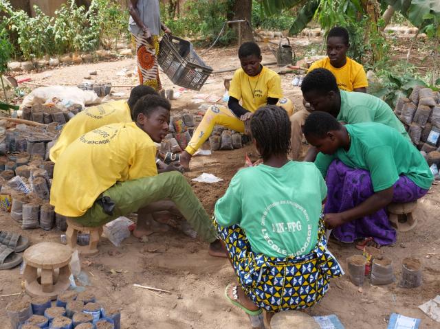 Preparation of pots for plant production by the learners of the École de Bocage in Guiè.