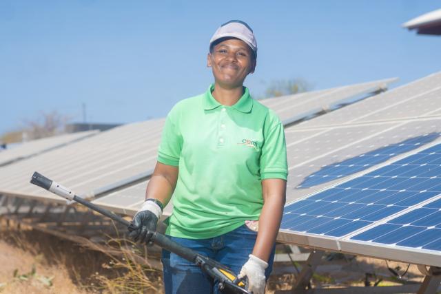 Jeune devant des panneaux solaires