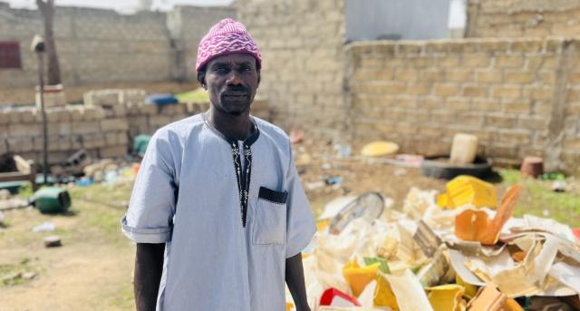 Homme devant une décharge