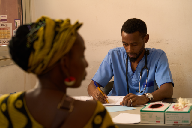 Médecin recevant une femme en consultation