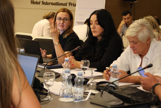 Working groups at roundtable