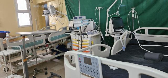 Salle de réanimation avec deux lits médicalisés
