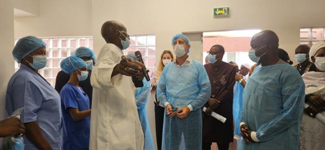 Groupe de personnes portant des blouses et masques chirurgicaux
