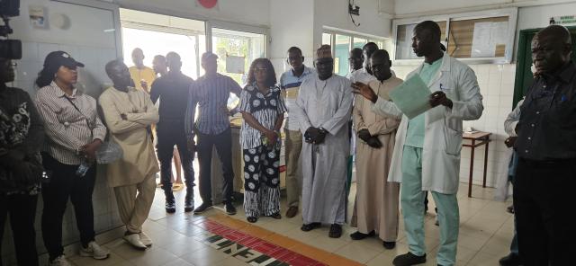 Médecins et visiteurs debout à l'accueil des urgences