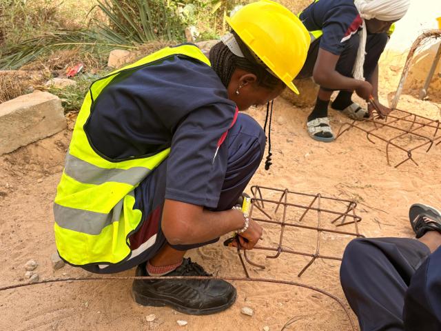Apprenant avec un casque participant à un cours de maçonnerie