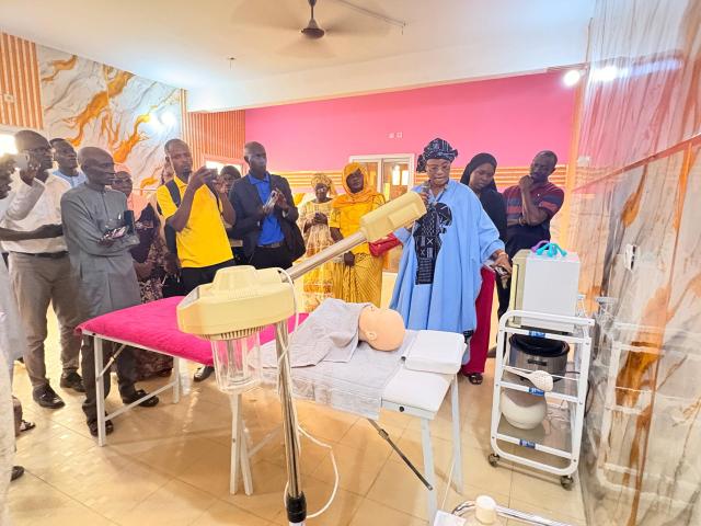 Groupe de personnes visitant une salle dédiée à l'apprentissage des soins esthétiques