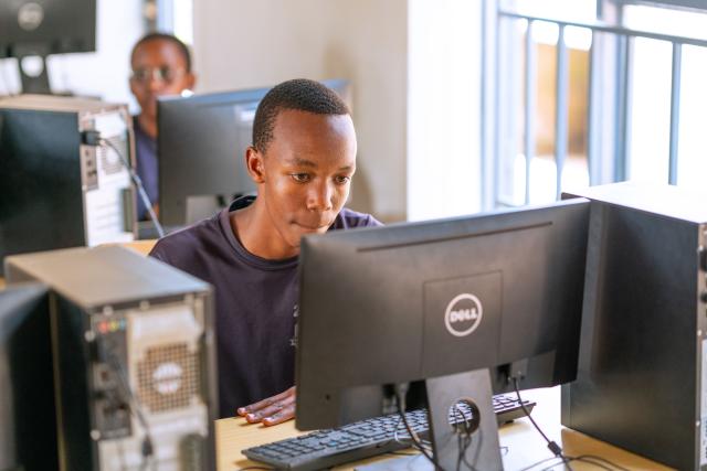 Apprenant derrière un ordinateur dans une salle informatique
