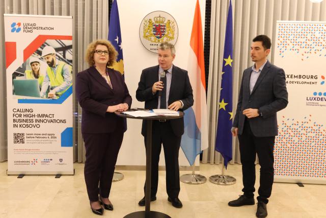 Ambassador and Minister presenting LuxAid Demonstration Fund to business community