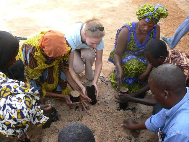 Lyn VOEGELE lors d'une formation pépinière en milieu scolaire à Harikanassou, le 27 mars 2007.