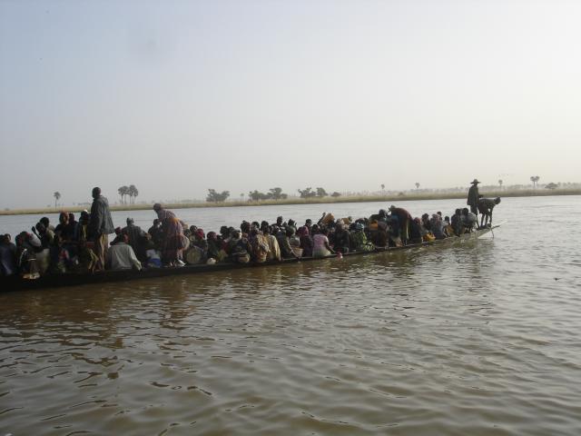Traversée de fleuve à Ouna 