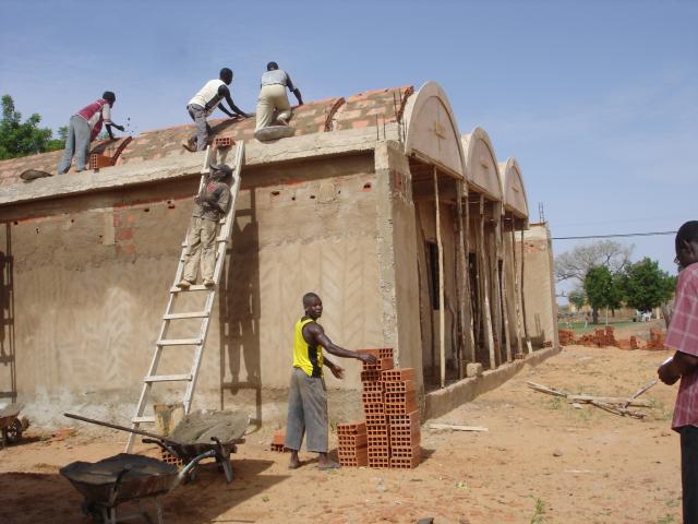 Construction d'une école en voûte (2007)