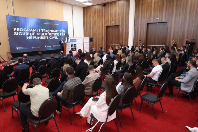 Expert presents the new online training platform to participants
