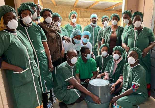 Photo de groupe de personnes portant des masques de protection