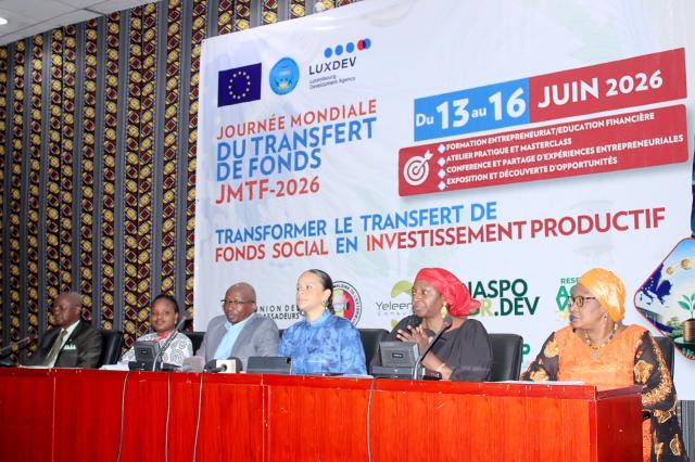 Presidium pour l'ouverture de la célébration de la journée du transfert de fonds