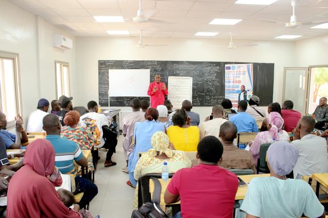 Jeunes hommes et jeunes femmes bénéficiaires en formation sur l'éducation financière à Bamako
