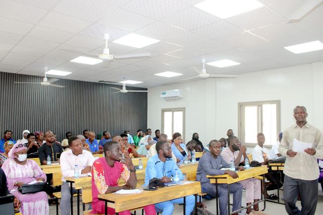 Jeunes hommes et jeunes femmes bénéficiaires en formation sur l'éducation financière à Bamako