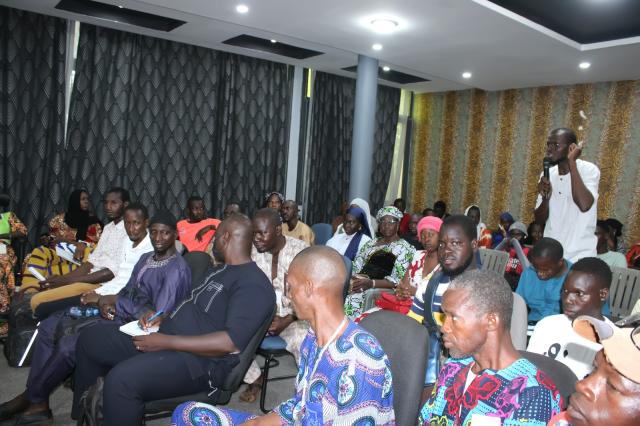 Jeunes hommes et jeunes femmes bénéficiaires en formation sur l'éducation financière à Bamako