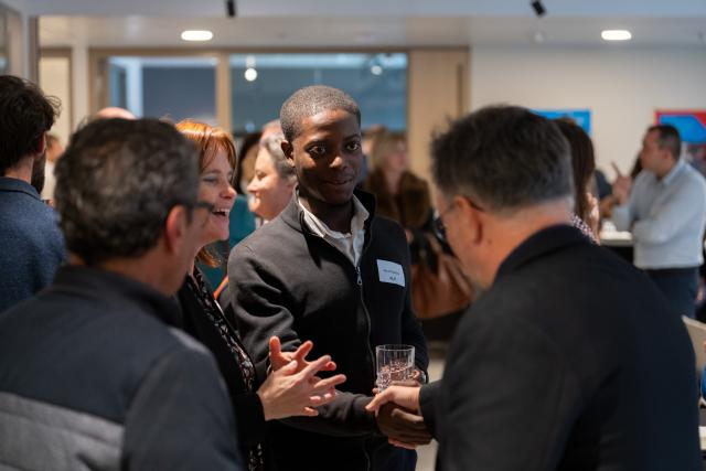 Deux personnes se serrant la main en souriant