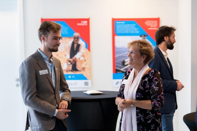 2 persons talking during a networking cocktail