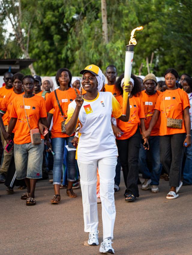 Coumba Aw porte la flamme olympique à Sédhiou