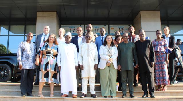 Photo de famille des participants à la réunion du comité de pilotage