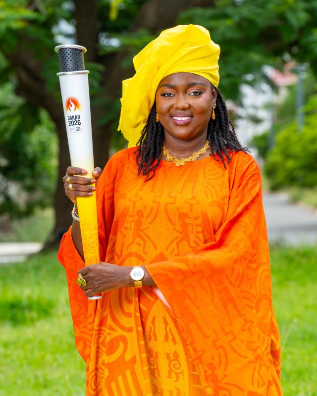 Ndéye Awa Gueye porte la flamme olympique à Dakar